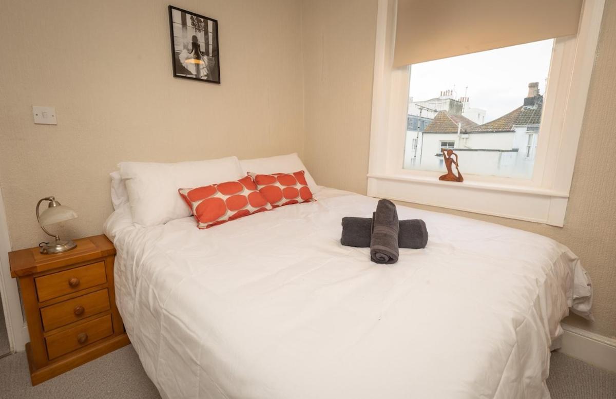 Location Location Location! Seaside Flat Sleeps 9 * Brighton
